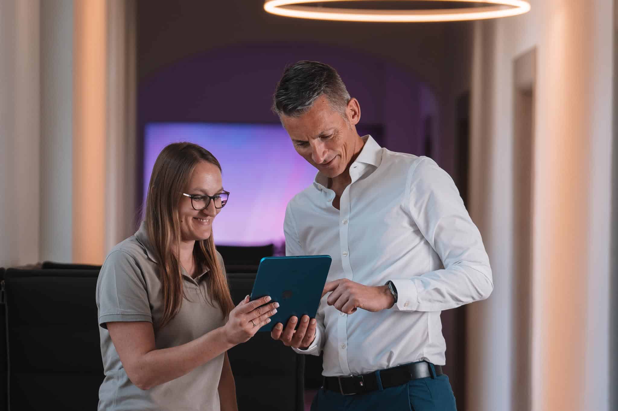 Ärztliches Gespräch am Tablet
